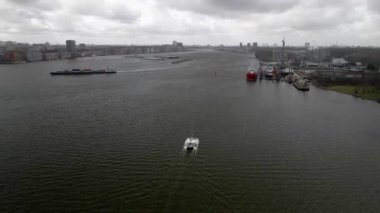 Amsterdam yakınlarındaki Lj nehrinde katamaran. Gemiyi takip eden insansız hava aracı..