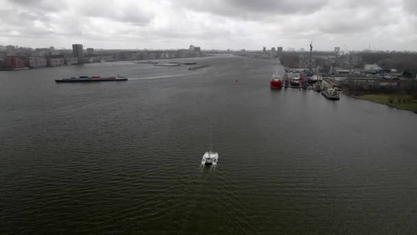 Katamaran auf dem Fluss Ij in der Nähe von Amsterdam aus der Luft. — Stockvideo