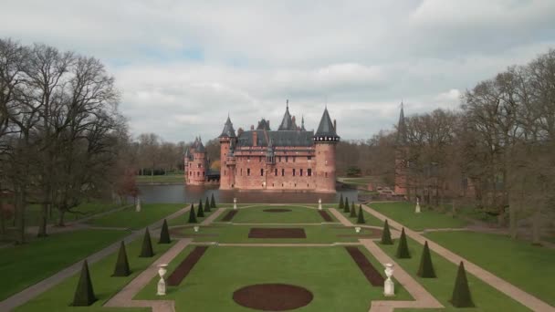 Luchtdrone zicht op kasteel of Kasteel de Haar in Utrecht, Nederland. — Stockvideo