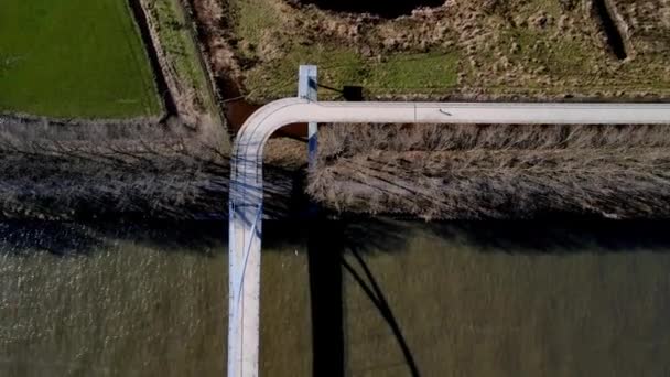 Most dla pieszych i rowerzystów na dużej drodze wodnej w Nigtevecht Holandia. Nigtevecht Liniebrug Fietsbrug Abcoude-Nigtevecht nad amsterdamskim Rijnkanaal. — Wideo stockowe