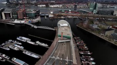 Amsterdam, 6 Mart 2021, Hollanda. Amsterdam hava manzarasının şehir merkezindeki Nemo Bilim Merkezi Müzesi.