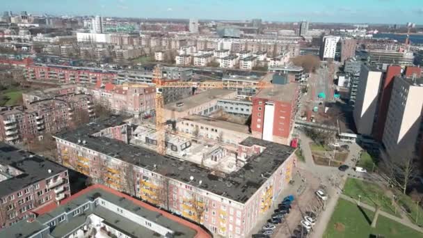 Amsterdam, le 6 mars 2021, Pays-Bas. Grue travaillant sur la construction de logements neufs dans un quartier résidentiel à Amsterdam. — Video