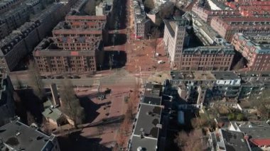 Amsterdam 'ın doğusundaki Indische' nin hava manzarası, güneşli bir gün. Molukkenstraat, Javastraat ve Javaplein. Hollanda 'da..