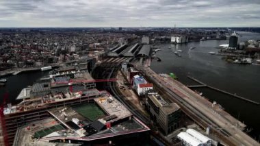 Amsterdam, 6 Mart 2021, Hollanda. Amsterdam Merkez İstasyonu, Oosterdok, Amsterdam Kulesi