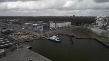 Amsterdam, 14 Mart 2021, Hollanda 'da. GVB toplu taşıma feribotu Lj nehri havalimanında. Biniş ve iniş yolcuları