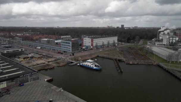 Amsterdão, 14 de março de 2021, Países Baixos. Ferry de transporte público GVB na antena do rio Ij. embarque e desembarque de passageiros — Vídeo de Stock