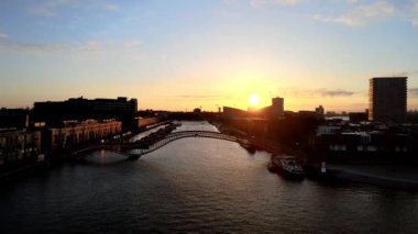 Amsterdam 'da Phytonbrug phytonbridge ya da Doğu Borneoeiland gün batımında hava aracı görüntüsü