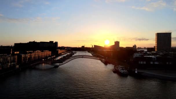 Phytonbrug Phytonbridge in Amsterdam Oost oder Ostborneoeiland bei Sonnenuntergang aus der Luft — Stockvideo