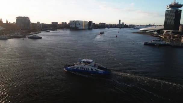 Amsterdão, 25 de março de 2021, Países Baixos. GVB balsa de transporte público atravessando a antena do rio Ij. Seguindo o ferry perto da estação central. — Vídeo de Stock
