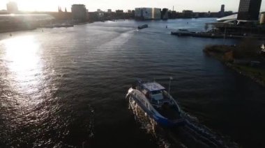 Amsterdam, 25 Mart 2021, Hollanda 'da. GVB toplu taşıma feribotu Lj nehri anteninden geçiyor. Ana istasyon yakınındaki feribotu takip ediyorum..