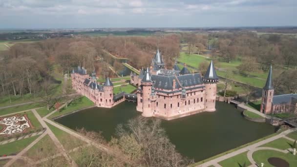 공중 드론으로본 성이나 위트레흐트에 있는 카스텔데하아 르의 모습, 네덜란드. — 비디오