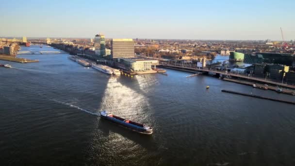 Amsterdam centrum, floden Ij vid centralstationen fartyg som passerar — Stockvideo