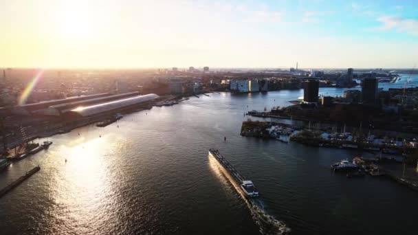 암스테르담 센터, 중앙 기차역 선박들 이지 나가는 이 지 강 — 비디오