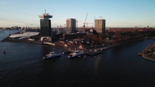 Amsterdam, le 25 mars 2021, Pays-Bas. GVB ferry de transport public traversant la rivière Ij aérienne. Suivre le ferry près de la gare centrale. — Video