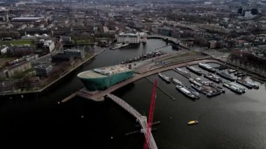 Amsterdam, 6 Mart 2021, Hollanda. Amsterdam hava manzarasının şehir merkezindeki Nemo Bilim Merkezi Müzesi.