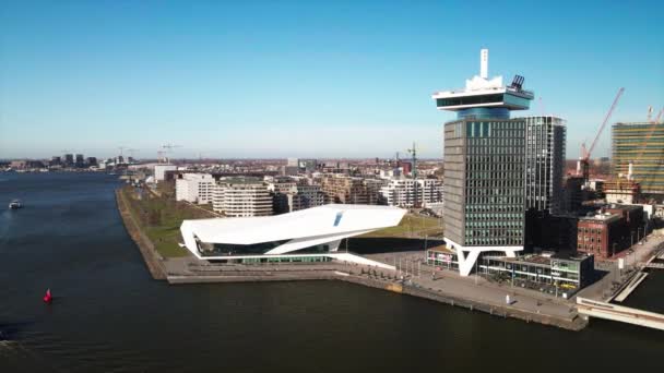 Amsterdam, 29 Maret 2021, Belanda. Museum film Eye dan Amsterdam Lihat keluar menara di pusat Amsterdam. — Stok Video
