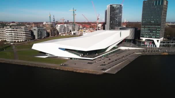 Amsterdam, 29 marzo 2021, Paesi Bassi. Museo del cinema dell'occhio e Amsterdam Guarda la torre al centro di Amsterdam. — Video Stock