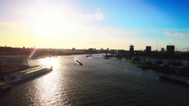 Amsterdam merkez, Lj nehri merkez tren istasyonu gemileri geçiyor.