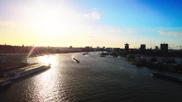 Amsterdams Zentrum, der Fluss Ij am Hauptbahnhof Schiffe passieren — Stockvideo