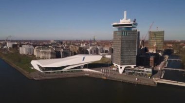 Amsterdam, 29 Mart 2021, Hollanda 'da. Göz Filmleri Müzesi ve Amsterdam Hiperlapesi Amsterdam 'ın merkezindeki kuleye bakın..