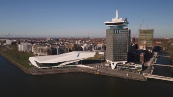 Ámsterdam, 29 de marzo de 2021, Países Bajos. Hiperlapso del museo de cine Eye y Amsterdam Mira hacia fuera torre en el centro de Amsterdam. — Vídeos de Stock