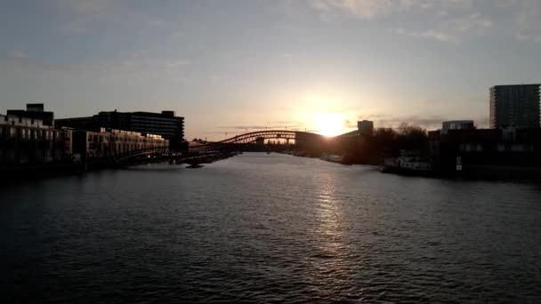 Phytonbrug fitonbridge Amszterdamban Oost vagy Kelet-Borneoeiland naplementekor drónkilátás — Stock videók