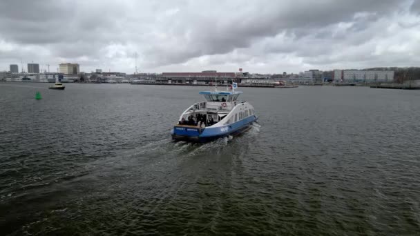 Амстердам, 14 марта 2021 года, Нидерланды. Паром общественного транспорта GVB, пересекающий реку Идж. После парома. — стоковое видео