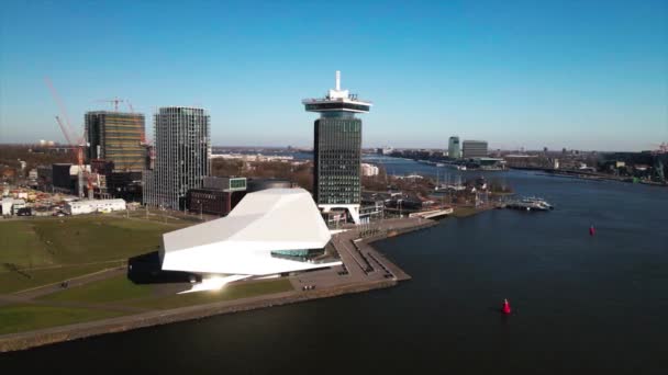 Amsterdam, 29. března 2021, Nizozemsko. Oční filmové muzeum a Amsterdam Rozhledna v centru Amsterdamu. — Stock video