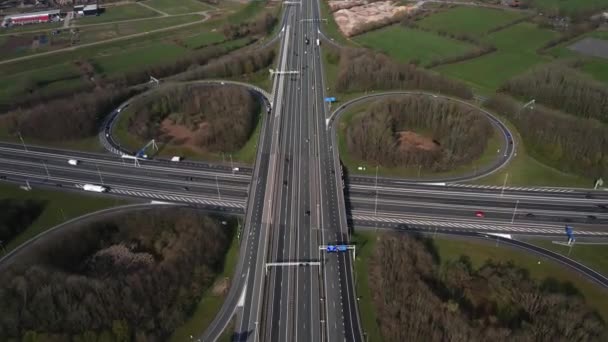 Knooppunt Hoevelaken na forma de uma visão aérea de drone trevo. Intersecção da auto-estrada A28 e A1 Países Baixos. — Vídeo de Stock