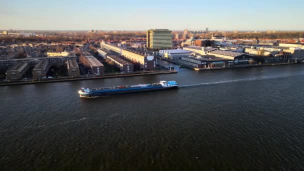 Amsterdam centrum, de Ij rivier bij het centraal station schepen passeren — Stockvideo