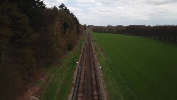 Via férrea visão aérea do comboio de passageiros da infra-estrutura de transportes públicos numa paisagem típica holandesa. — Vídeo de Stock