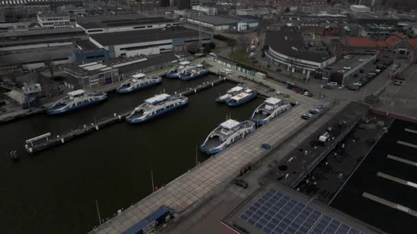 Amszterdam, 2021. március 14., Hollandia. GVB tömegközlekedési kompok a dokkban az Ij folyó légi. — Stock videók
