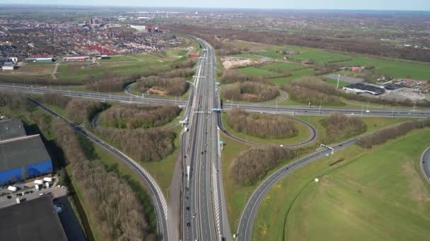ノッププントホーヴェラーケンは、よりクローバーの空中ドローンの眺めの形をしています。A28とA1高速道路の交差点｜オランダ. — ストック動画