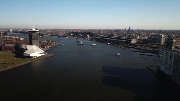 Ámsterdam, 29 de marzo de 2021, Países Bajos. Museo del cine visual y Amsterdam Mirar hacia fuera torre en el centro de Amsterdam. — Vídeo de stock