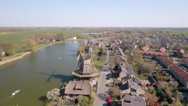 Weesp pequena cidade em North holland, Holanda, vista da cidade ao longo da metragem drone aéreo de água. — Vídeo de Stock