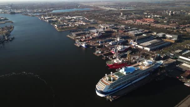 Ámsterdam, 29 de marzo de 2021, Países Bajos. Damen Shiprepair y Conversión Amsterdam en Amsterdam Westpoort. — Vídeo de stock