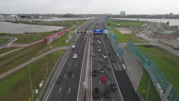 Amsterdam yakınlarındaki Hollanda otoyolu Zeeburg A10 çıkışı S114 ve küçük bir trafik sıkışıklığı hava manzarası. — Stok video