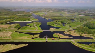 Hollanda 'daki tarihi rüzgar değirmeniyle Doğa Parkı Het Twiske tipik Hollandalı doğa sahnesi