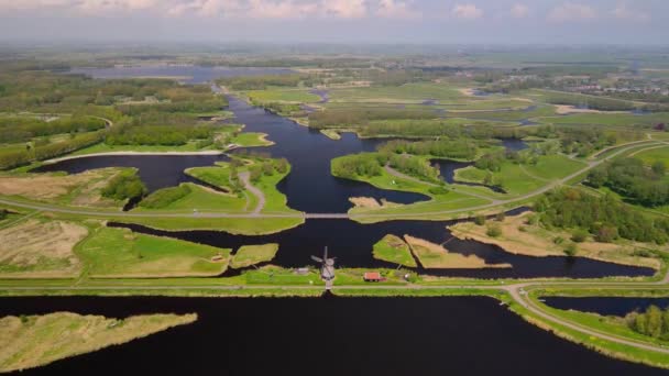 Hollanda 'daki tarihi rüzgar değirmeniyle Doğa Parkı Het Twiske tipik Hollandalı doğa sahnesi — Stok video