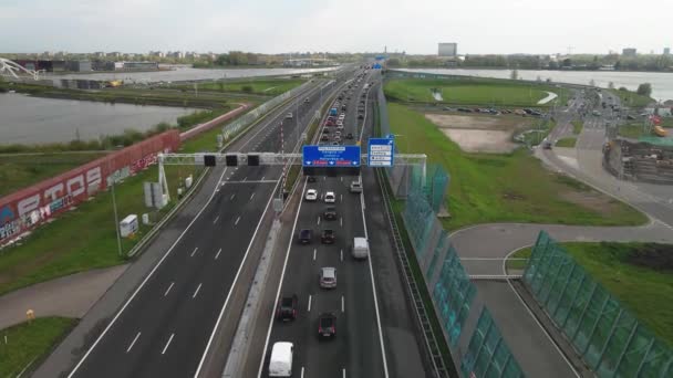Amsterdam yakınlarındaki Hollanda otoyolu Zeeburg A10 çıkışı S114 ve küçük bir trafik sıkışıklığı hava manzarası. — Stok video