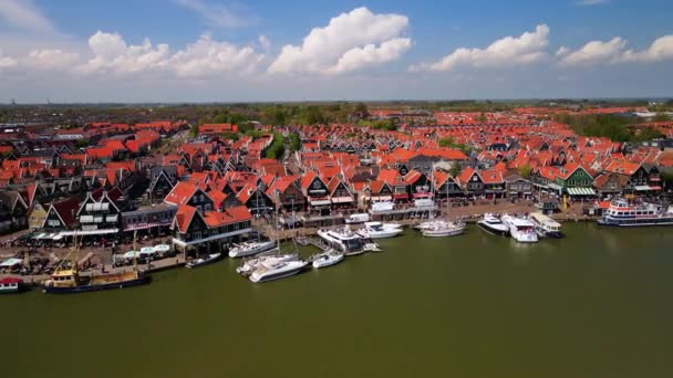 Flygfoto över hamnen i Volendam, Holland, Nederländerna, Europa Turistisk före detta fiskeby. — Stockvideo