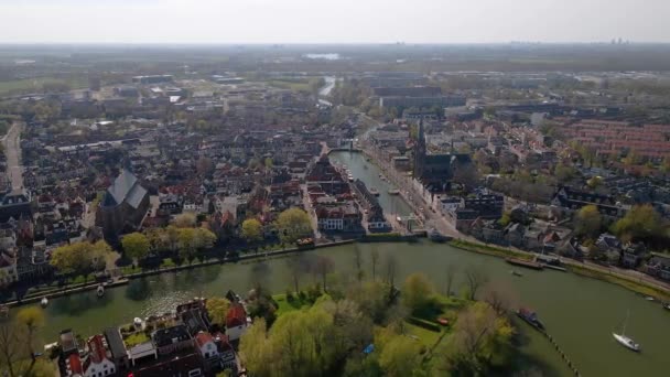 Небольшой городок Висп в Норт-Холланде, Нидерланды, вид на город на кадрах, снятых беспилотными летательными аппаратами на воде. — стоковое видео