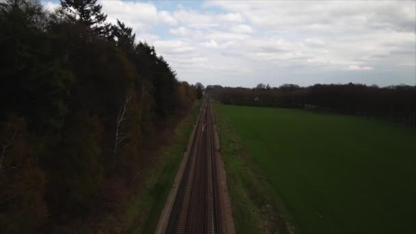 Eisenbahngleise Personenzug Luftaufnahme der öffentlichen Verkehrsinfrastruktur in einer typisch holländischen Landschaft. — Stockvideo