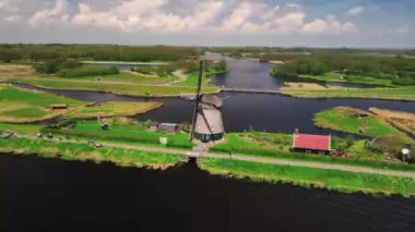 Hollanda 'daki tarihi rüzgar değirmeniyle Doğa Parkı Het Twiske tipik Hollandalı doğa sahnesi