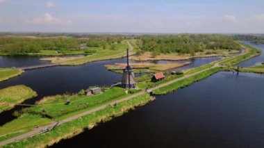 Hollanda 'daki tarihi rüzgar değirmeniyle Doğa Parkı Het Twiske tipik Hollandalı doğa sahnesi