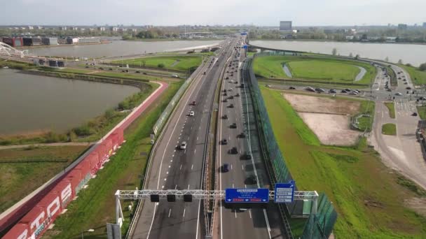 Holländische Autobahn bei Amsterdam Zeeburg A10 Ausfahrt S114 und ein kleiner Stau Luftaufnahme. — Stockvideo