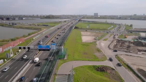 Nederlandse snelweg bij Amsterdam Zeeburg A10 afslag S114 en een kleine file vanuit de lucht. — Stockvideo