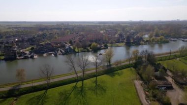 Weesp 'in Hollanda, Kuzey Hollanda' daki küçük bir şehri, deniz uçağı görüntüsü boyunca şehir manzarası..