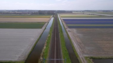 Tipik bir Hollanda manzarasında, tren raylı yolcu treni toplu taşıma altyapısının hava görüntüsü.