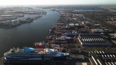 Amsterdam, 29 Mart 2021, Hollanda 'da. Damen Shiprepair ve Conversion Amsterdam, Amsterdam Westpoort.